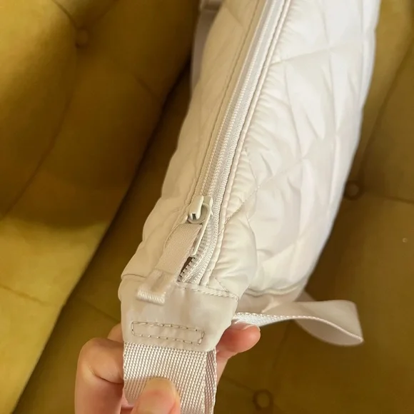 NWOT/ UNIQLO Off White Quilted Shoulder Bag - Picture 3 of 10